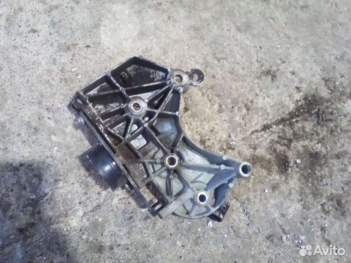 Renault logan кронштейн генератора