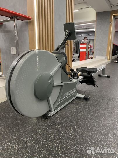 Гребной тренажер matrix