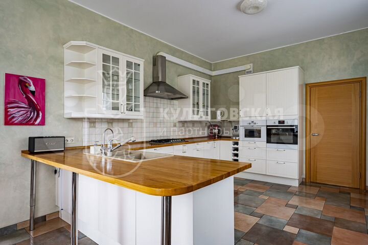 Коттедж 410 м² на участке 20 сот.