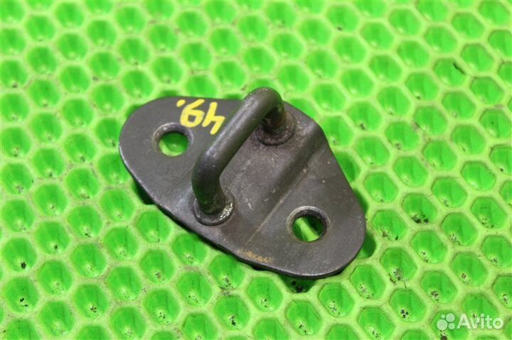 Петля замка багажника задняя Mazda Bongo SK82MN