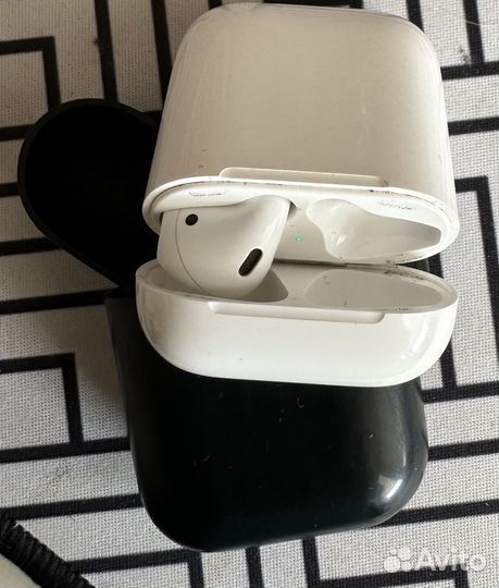 Apple air pods 1 (1st generation)