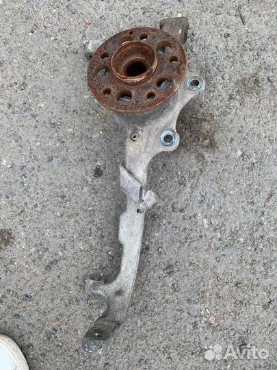 Кулак поворотный со ступицей передний левый