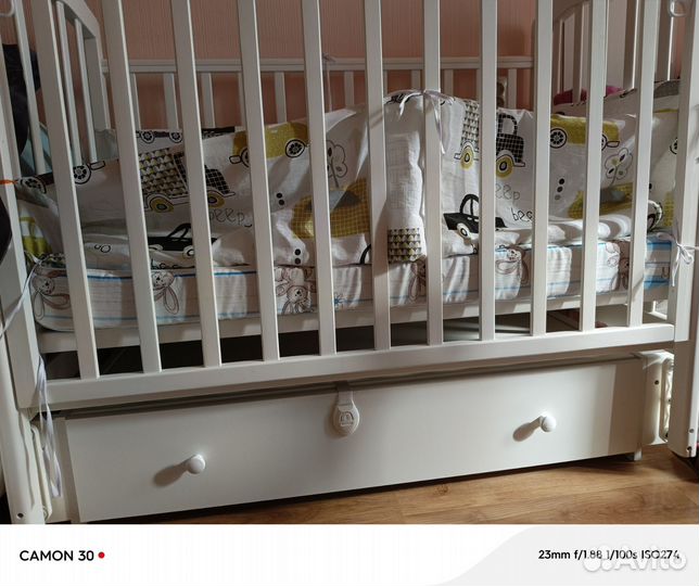 Детская кроватка с маятником