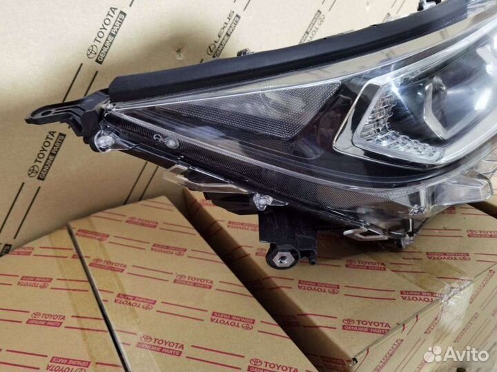 Фара правая Toyota Rav4 XA50 2018-2023