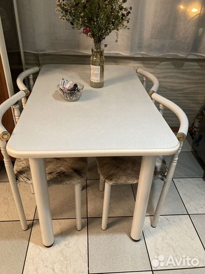 Стол со стульями