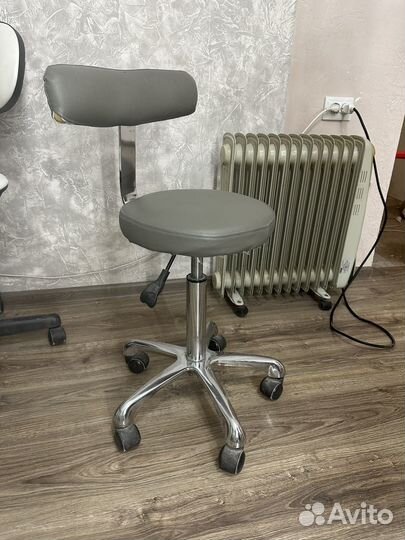 Стул на колесиках