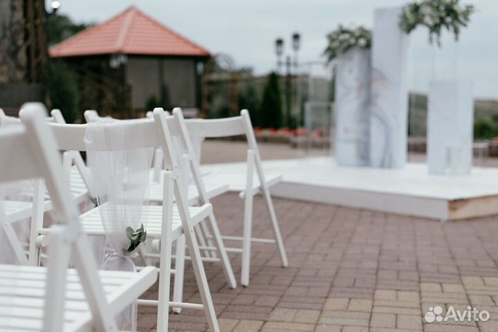 Аренда белых деревянных стульев