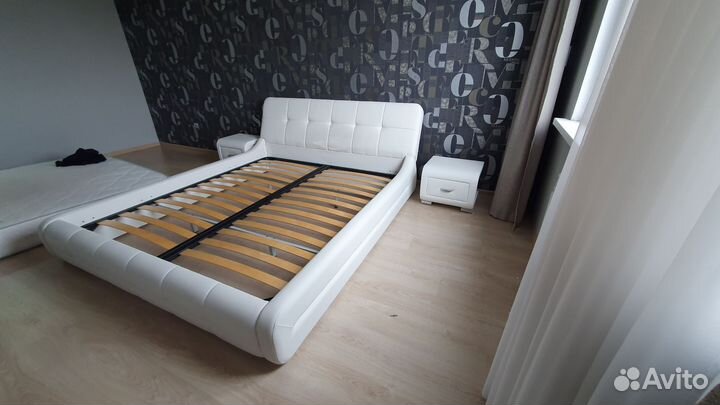 Кровать двухспальная с тумбочками и матрасом