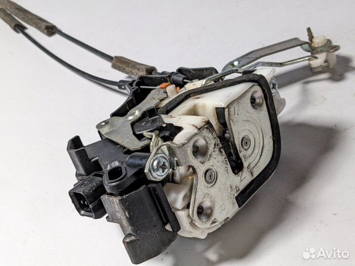 Замок двери передний правый Mitsubishi L200 4 4D56