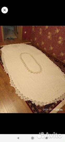 Подушки и скатерть