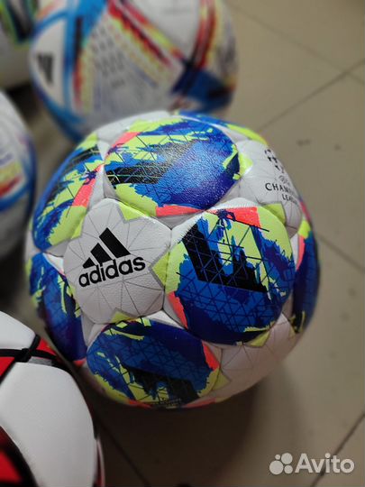 Футбольный мяч адидас