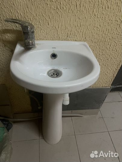 Раковина с краном