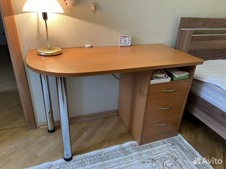 Письменный стол