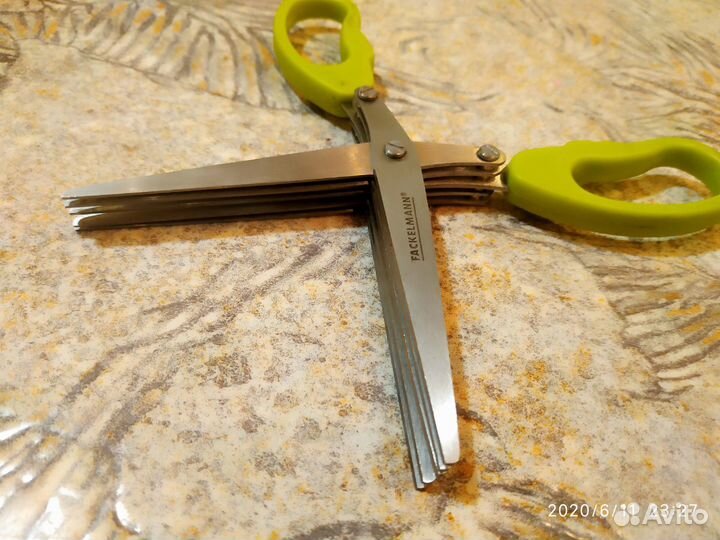 Ножницы для удобной и быстрой нарезки зелени в сал