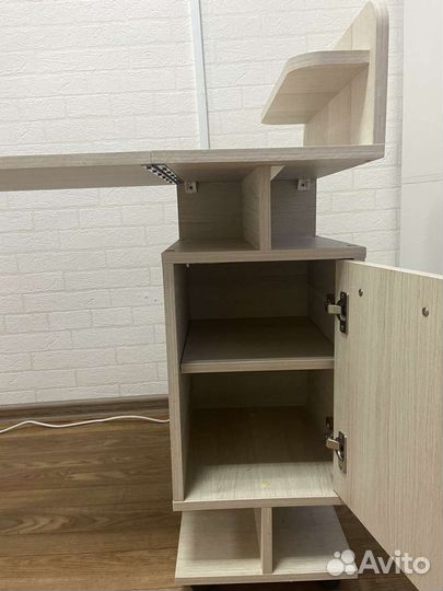 Маникюрный стол