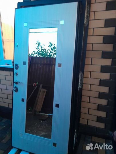 Дверь входная металлическая с зеркалом
