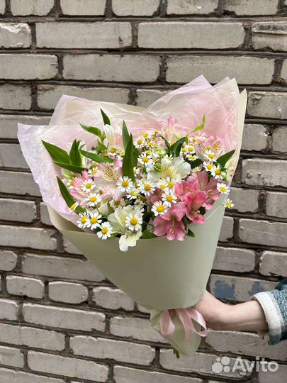 Букет из ромашек и альстромерии