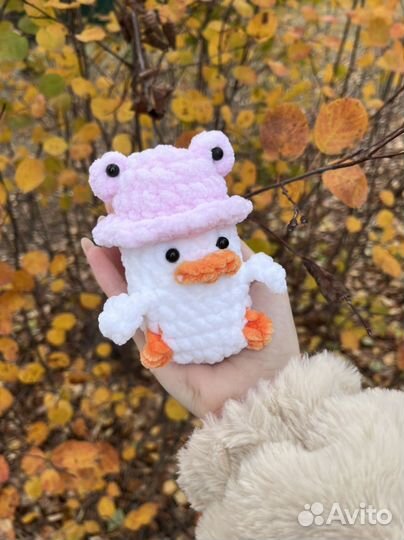 Вязаные игрушки ручной работы Утенок в шапочке