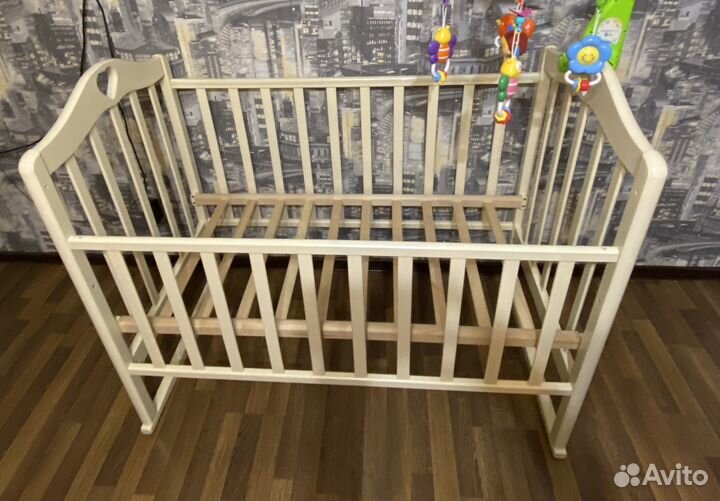 Кроватка детская с маятниковым механизмом