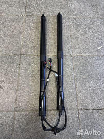 7p6827851d Volkswagen Touareg амортизатор