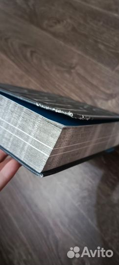 Книги много