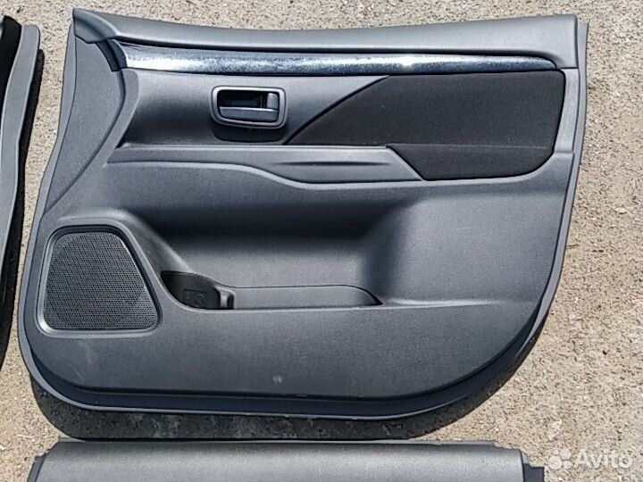 Обшивки дверей Mitsubishi Outlander 3 2019 год