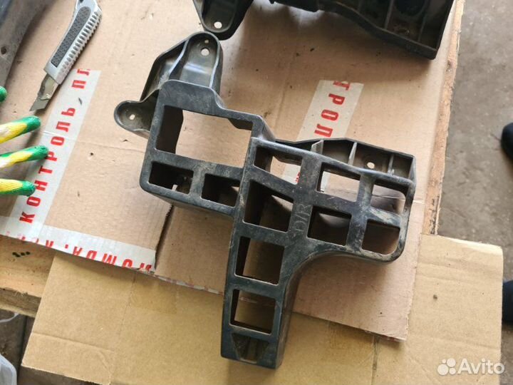 Крепление бампера Renault Sandero 2011