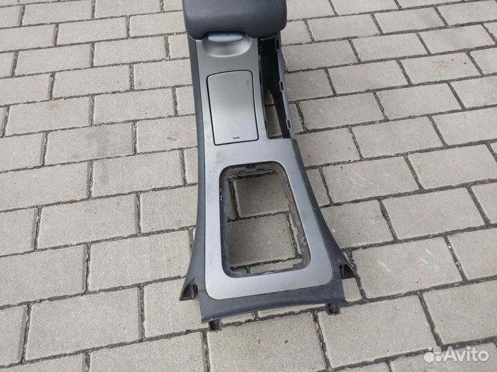 Подлокотник, тоннель Пежо 407