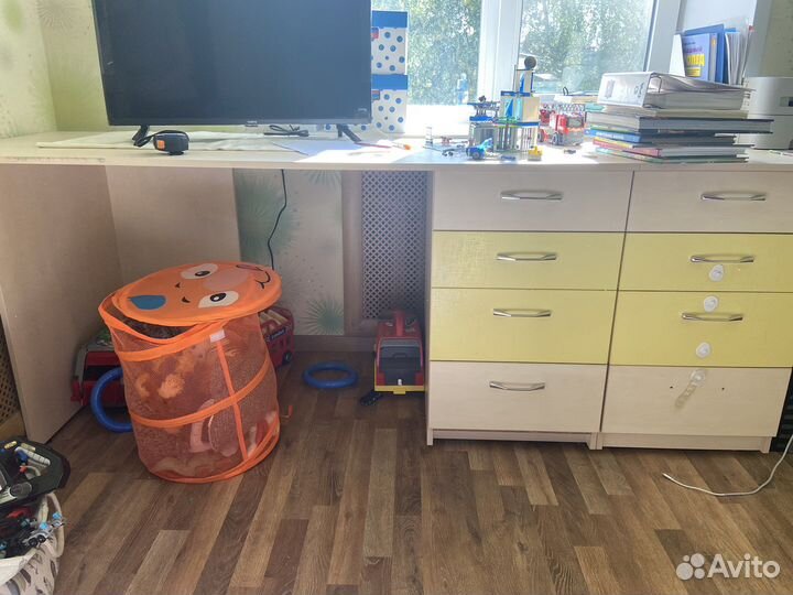 Детская мебель бу: столы и книжные шкафы