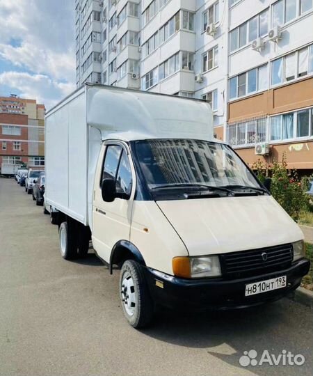 Водитель экспедитор со своим грузовым авто