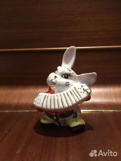 Статуэтка фарфор СССР Заяц с гармошкой, Рыбка