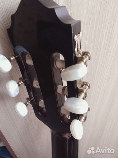 Гитара классическая с чехлом и каподастром