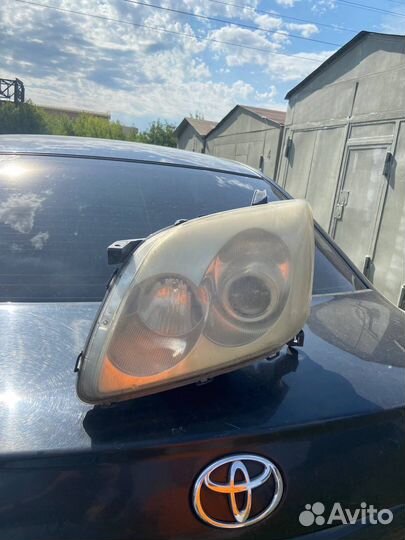 Передние фары toyota avensis