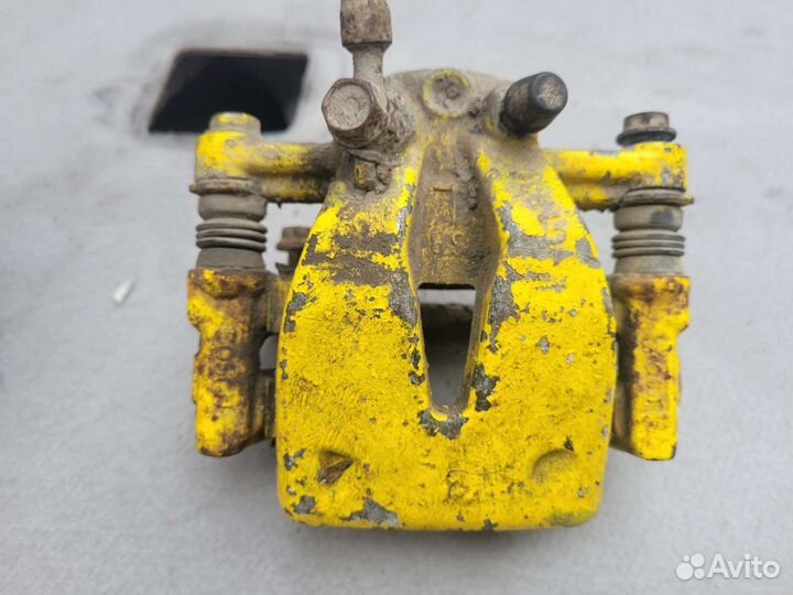 Задний суппорт Toyota avensis t25