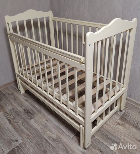 Детская кроватка с маятником