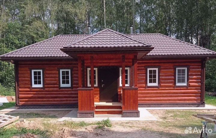 Сруб дома из бревна ручной рубки