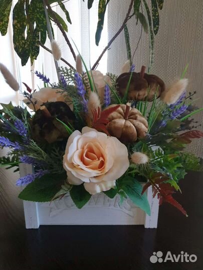 Композиция из искусственных цветов
