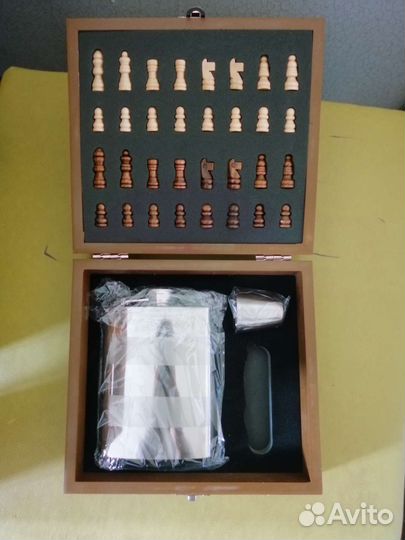 Подарочный набор с флягой и шахматы