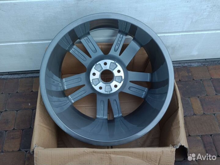 Оригинальный диск Audi R20 5/130