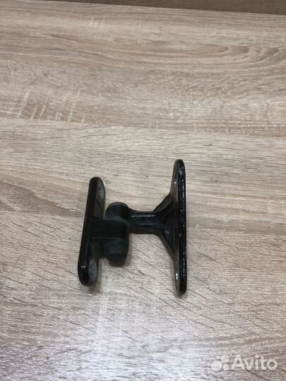 Петля двери передняя правая Мерседес W211