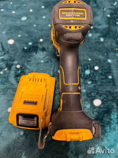 Шуруповерт Dewalt DCD796