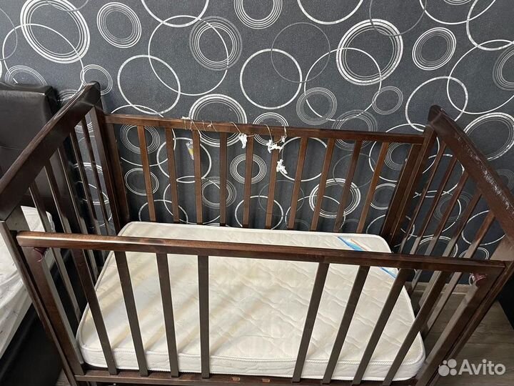 Детская кроватка с маятником