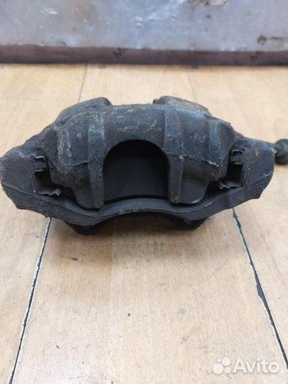 Тормозной суппорт передний левый Opel Corsa D