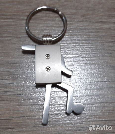 Брелок металлический футболист высота 9 см