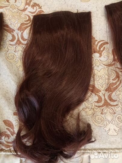 Волосы на заколках каштановые
