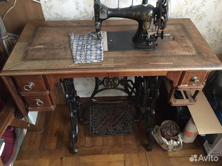 Антикварная швейная машинка