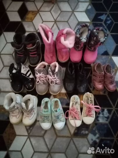 Много обуви для девочки