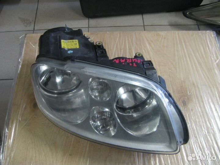 Фара правая Volkswagen Touran 2004