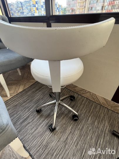 Стул для косметолога со спинкой белый