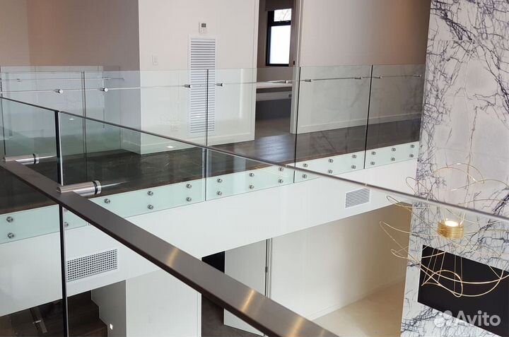 Стеклянное ограждение с установокой